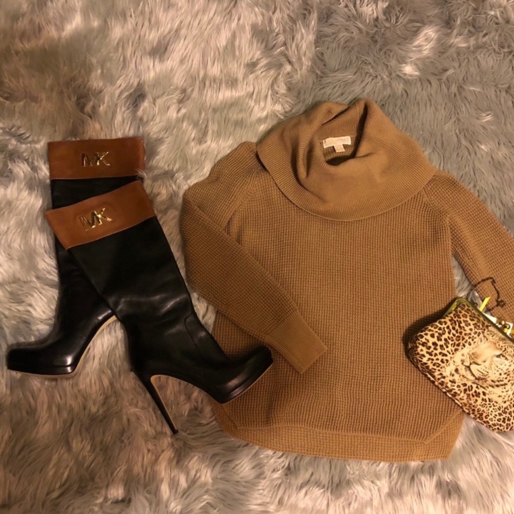 Size 7 Michael Kors boots! 👢 Very cute and fashionable. They are gently used.